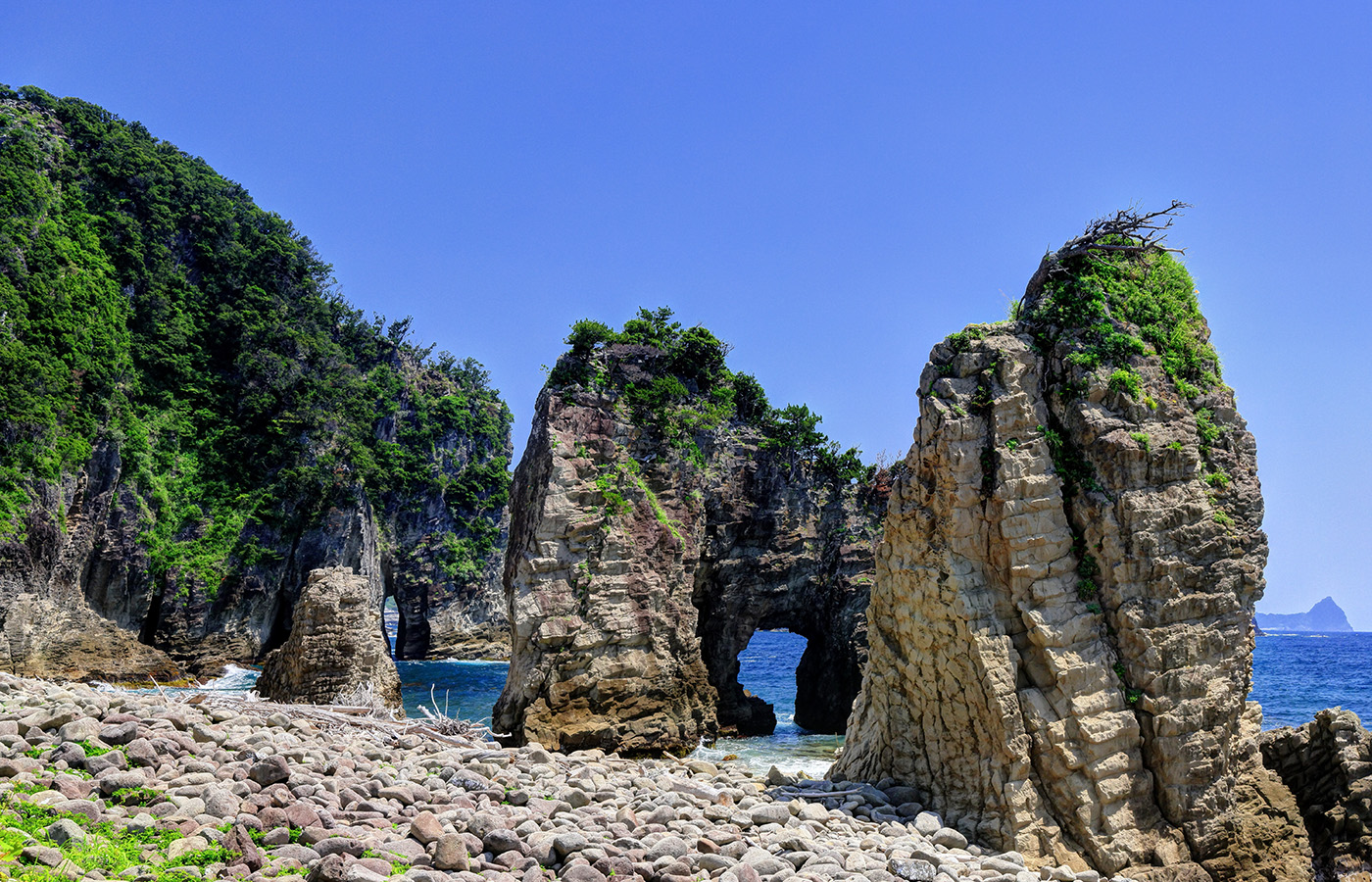 浮島海岸　岩脈群